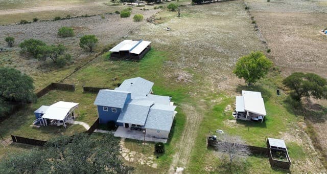 3-bedroom rental at 160 County Road 6860 in Natalia, TX — photo 2