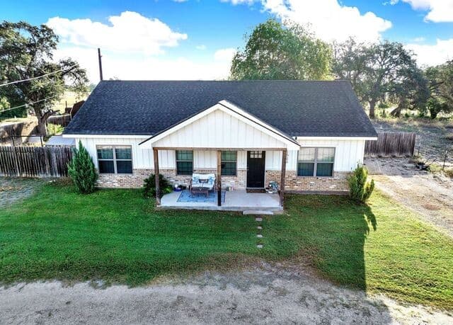3-bedroom rental at 1301 Avenue H in Hondo, TX — photo 2