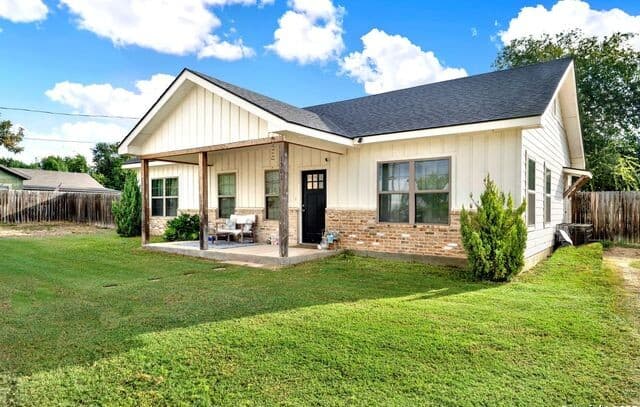 3-bedroom rental at 1301 Avenue H in Hondo, TX — photo 4