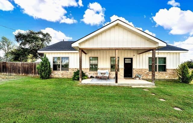 3-bedroom rental at 1301 Avenue H in Hondo, TX — photo 5