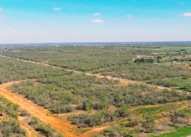 rental at 131 Cr 2644 in Moore, TX — photo 3