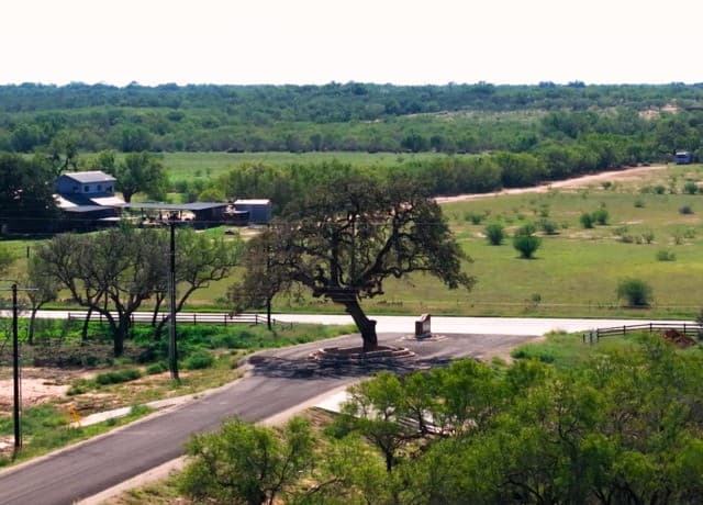 rental at 131 Cr 2644 in Moore, TX — photo 5