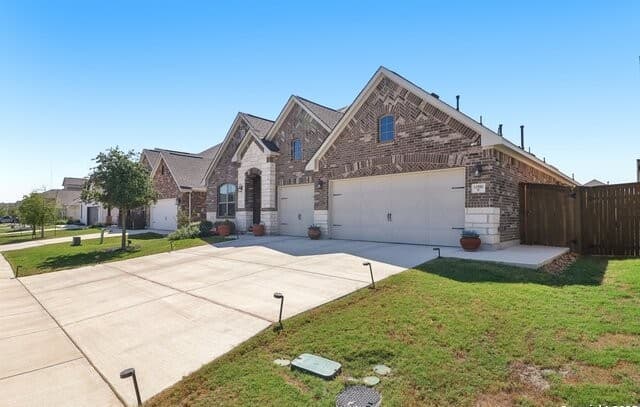 4-bedroom rental at 12550 Silver Gate in San Antonio, TX — photo 2