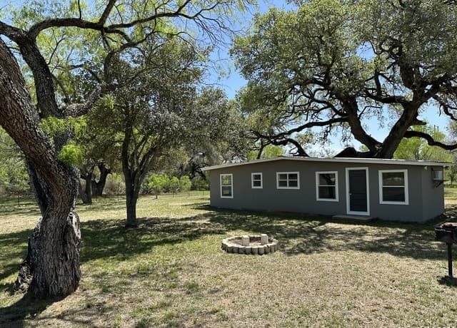 1-bedroom rental at 5515 Fm 462 in Moore, TX — photo 4