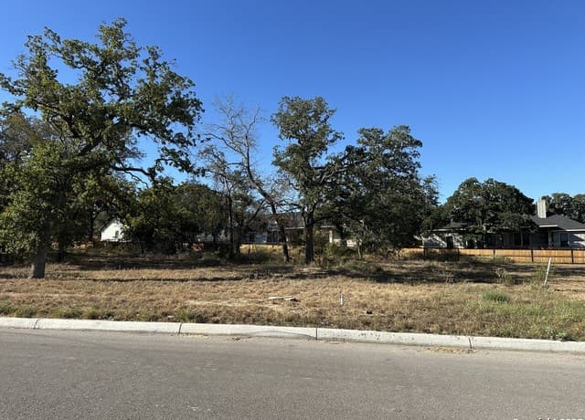 rental at 128 Chinaberry Hill in La Vernia, TX — photo 2