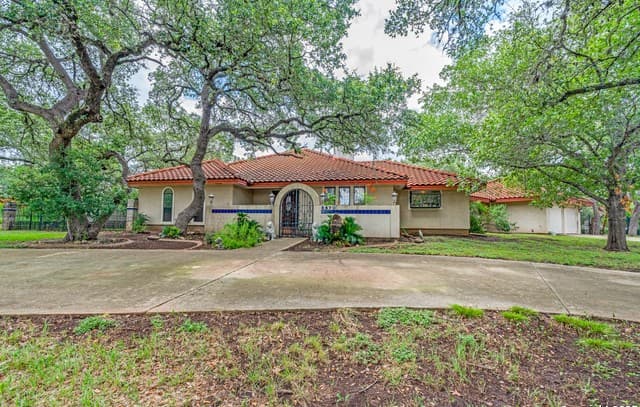 Home for sale at 8470 Park Lane Dr in San Antonio, TX — photo 2
