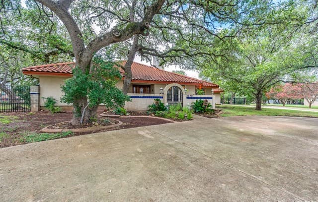 Home for sale at 8470 Park Lane Dr in San Antonio, TX — photo 3