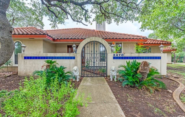 Home for sale at 8470 Park Lane Dr in San Antonio, TX — photo 4
