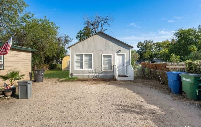 rental at 403 Terrell Ave in San Antonio, TX — photo 4