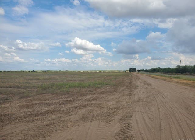 rental at 7975 County Road 2400 in Moore, TX — photo 1