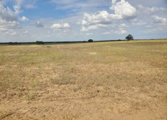 rental at 7975 County Road 2400 in Moore, TX — photo 5