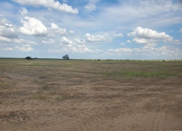 rental at 7887 County Road 2400 in Moore, TX — photo 2
