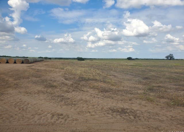 rental at 7887 County Road 2400 in Moore, TX — photo 3