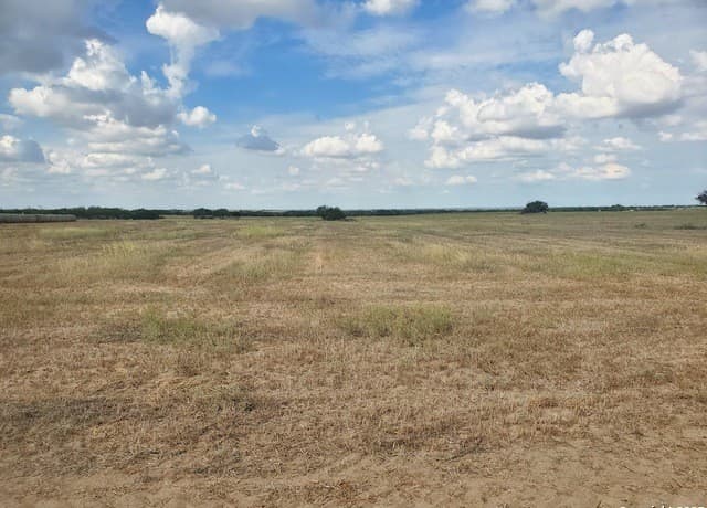 rental at 7887 County Road 2400 in Moore, TX — photo 4