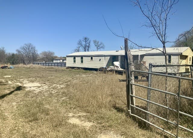 rental at 6723 W Commerce in San Antonio, TX — photo 5