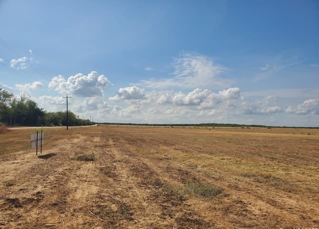 rental at 978 County Road 1670 in Moore, TX — photo 3