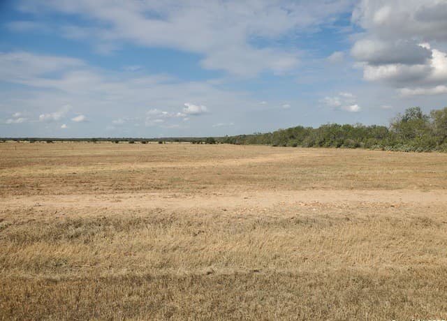 rental at 876 County Road 1670 in Moore, TX — photo 1