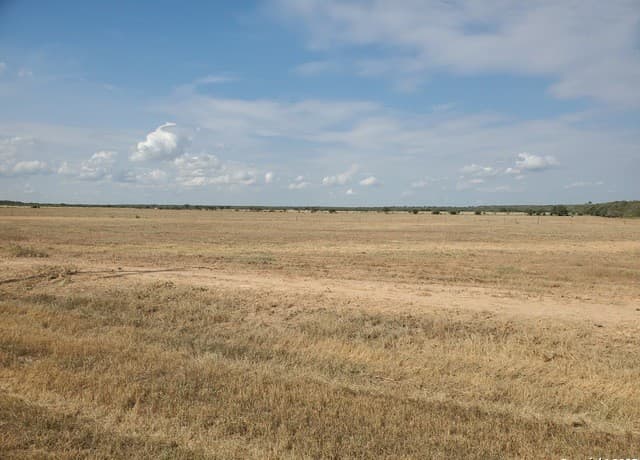 rental at 876 County Road 1670 in Moore, TX — photo 2