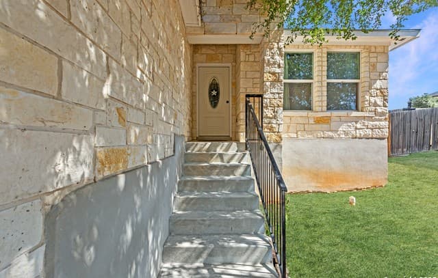 3-bedroom rental at 6610 Woodstock in San Antonio, TX — photo 3