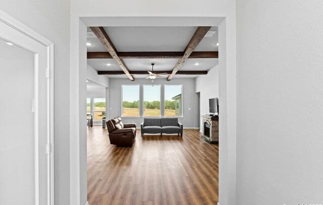 5-bedroom rental at 1141 County Road 337 in Charlotte, TX — photo 3