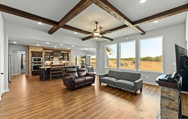 5-bedroom rental at 1141 County Road 337 in Charlotte, TX — photo 4