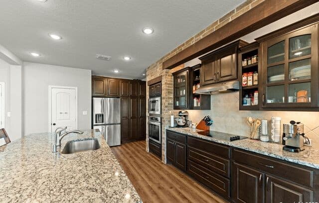 5-bedroom rental at 1141 County Road 337 in Charlotte, TX — photo 5