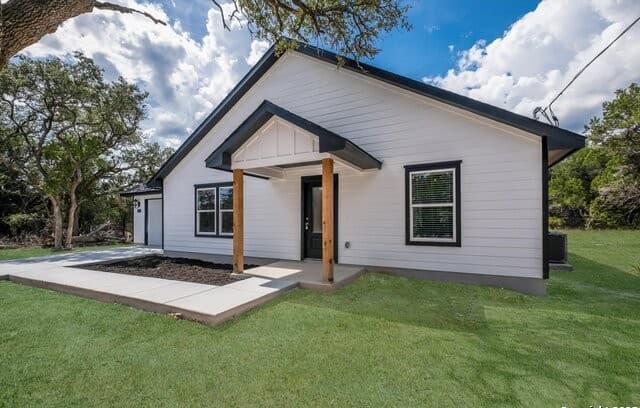 2-bedroom rental at 432 Canyon Lake Dr in Bandera, TX — photo 2