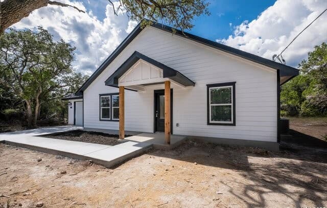 2-bedroom rental at 432 Canyon Lake Dr in Bandera, TX — photo 3