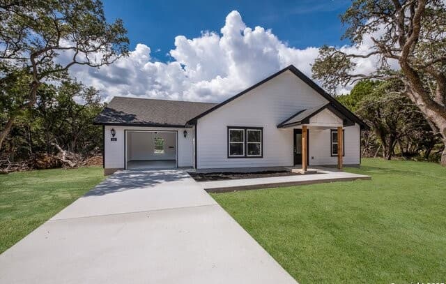 2-bedroom rental at 432 Canyon Lake Dr in Bandera, TX — photo 5