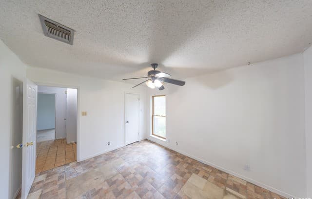 3-bedroom rental at 155 Englehart in San Antonio, TX — photo 3