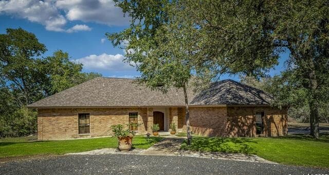 3-bedroom rental at 127 Siebeneicher Rd in Boerne, TX — photo 2
