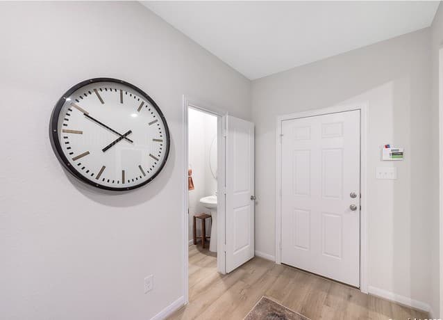 3-bedroom rental at 8532 Frostwood Heights in San Antonio, TX — photo 2