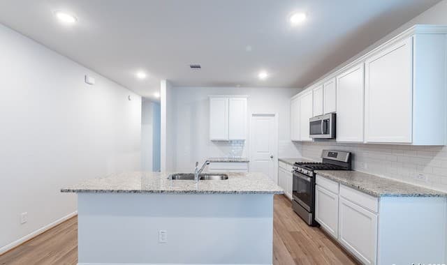 3-bedroom rental at 8528 Frostwood Heights in San Antonio, TX — photo 3