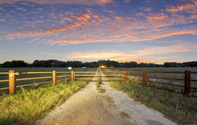 2-bedroom rental at 2605 Schuettig Rd in Poteet, TX — photo 2