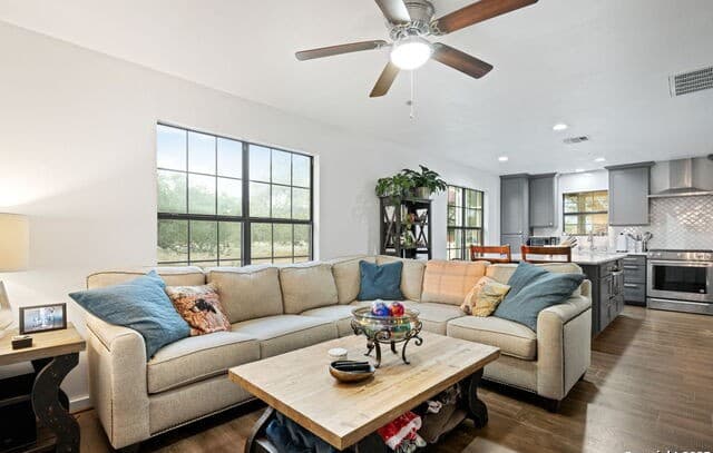 2-bedroom rental at 2605 Schuettig Rd in Poteet, TX — photo 5