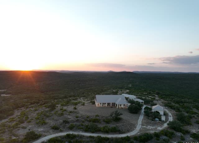 3-bedroom rental at 0 Pvt Rd 2412 in Hondo, TX — photo 2