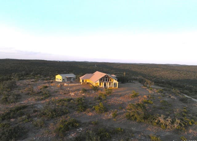 3-bedroom rental at 0 Pvt Rd 2412 in Hondo, TX — photo 3