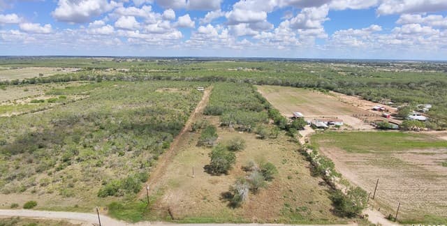 rental at 299/115 Cr 779 in Devine, TX — photo 3