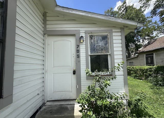 2-bedroom rental at 705 Paso Hondo in San Antonio, TX — photo 2