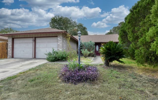 3-bedroom rental at 5818 Brambletree in San Antonio, TX — photo 2