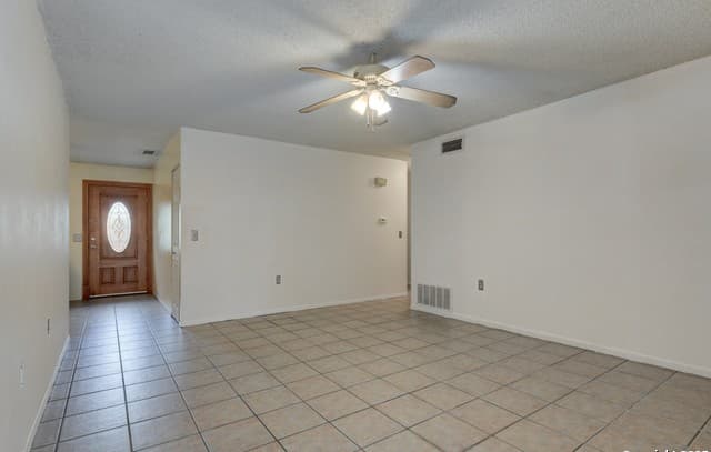 3-bedroom rental at 5818 Brambletree in San Antonio, TX — photo 4