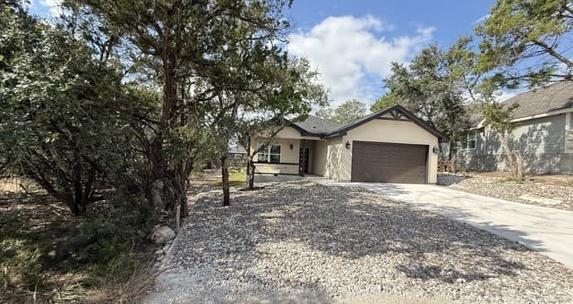 3-bedroom rental at 124 Lookout Ct in Spring Branch, TX — photo 2
