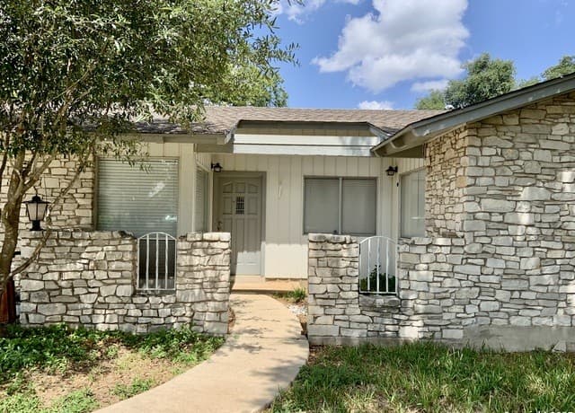 3-bedroom rental at 5711 Gillis in San Antonio, TX — photo 2
