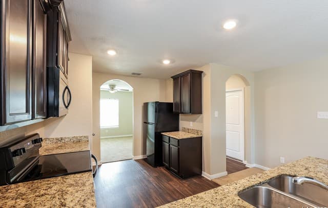3-bedroom rental at 3215 Rosalind Way in San Antonio, TX — photo 2
