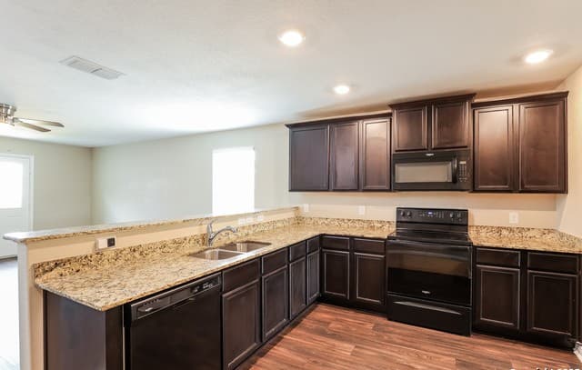 3-bedroom rental at 3215 Rosalind Way in San Antonio, TX — photo 4
