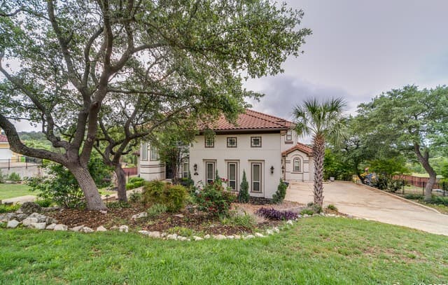 5-bedroom rental at 718 Ruidosa Downs in Helotes, TX — photo 4
