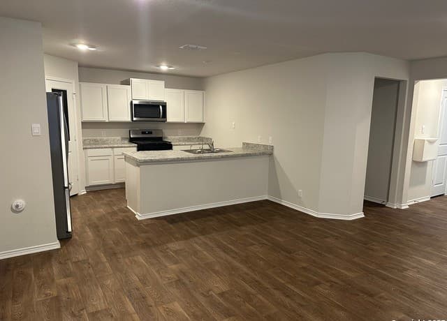 4-bedroom rental at 13818 Guffey in San Antonio, TX — photo 4