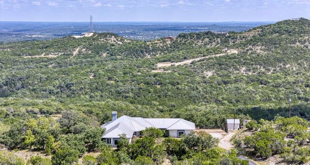3-bedroom rental at 305 Spanish Pass in Boerne, TX — photo 3