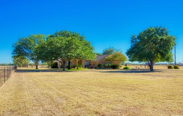 4-bedroom rental at 15260 Miller Rd in St Hedwig, TX — photo 3