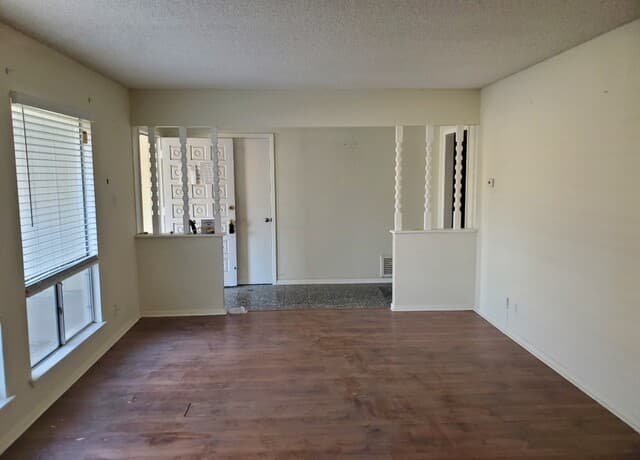 3-bedroom rental at 10611 Apple Springs in Universal City, TX — photo 2